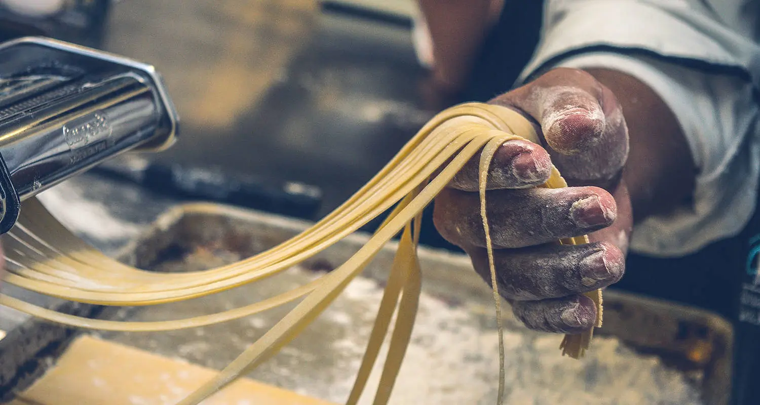 La preparazione a mano della pasta fresca